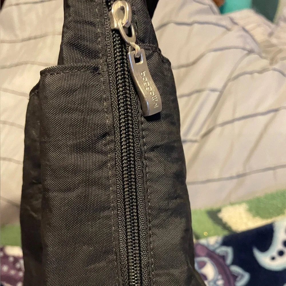 Baggallini Black Hobo Crossbody Shoulder‎ Bag Travel Vacation Basic Casual